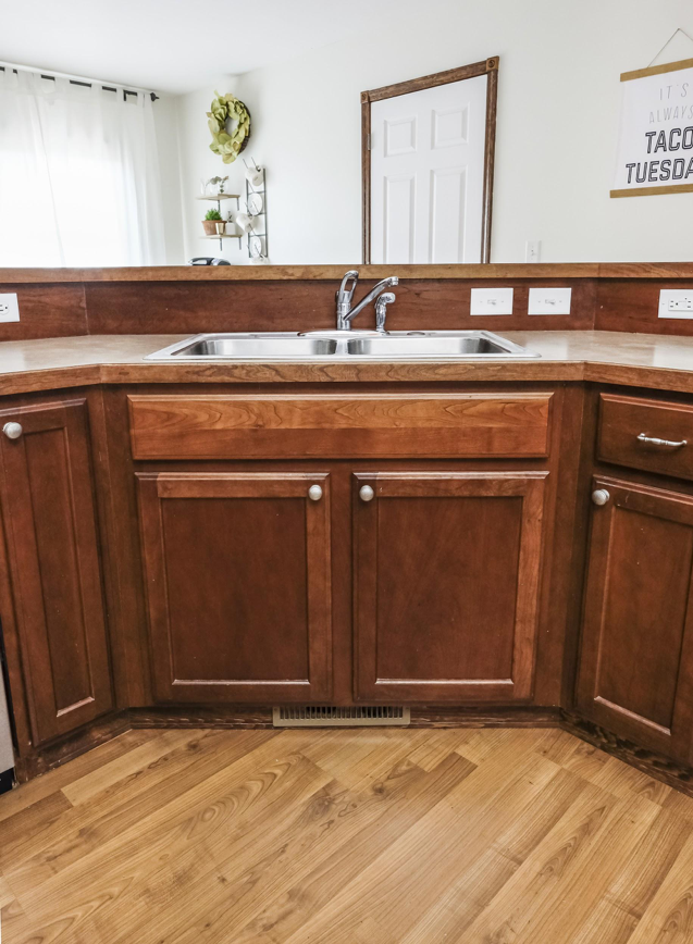 http://www.sinkology.com/wp-content/uploads/2018/07/2-before-fireclay-sink-install.png